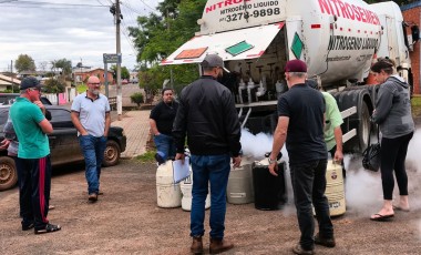Agricultura realiza entrega de nitrogênio líquido e sêmen para produtores