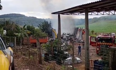 Fogo destrói barracão, caminhão e maquinário agrícola