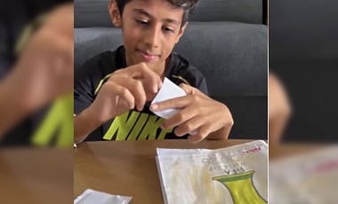 Sem álbum oficial, menino cria versão artesanal da Copa e encanta milhares nas redes sociais