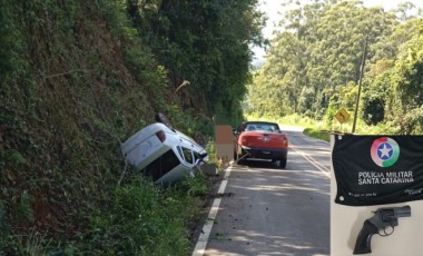 Capotamento deixa motorista gravemente ferido no interior; arma é apreendida no local