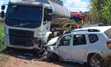 Colisão entre carro e caminhão deixa cinco pessoas da mesma família feridas