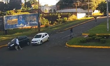 Homem rouba carro, bate em outro veículo, foge a pé e morre após confronto com a polícia no Paraná