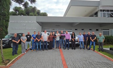 Secretaria de Saúde recebe dois veículos novos para transporte de pacientes