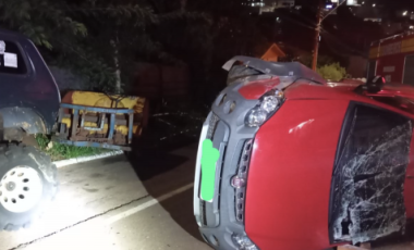 Motorista fica ferido após capotamento no centro de Guaraciaba