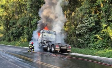 Caminhão é destruído por incêndio na BR-153