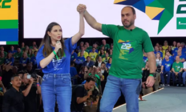 Carol de Toni e Carlos Bolsonaro são eleitos senadores por Santa Catarina