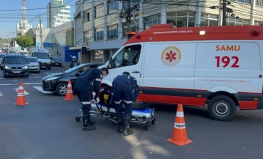 Colisão entre carro e moto deixa mulher ferida na área central