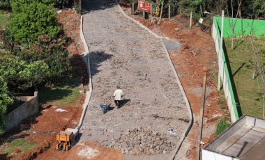 Obra de calçamento avança no acesso à Rua Carmelito de Souza