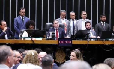 Câmara aprova PEC que reduz jornada semanal para 40 horas e acaba com escala 6x1