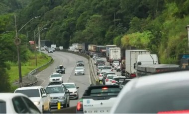 Retorno do litoral provoca longos congestionamentos em rodovias de Santa Catarina