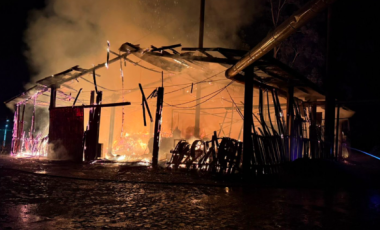 Incêndio de grandes proporções destrói galpão de madeireira