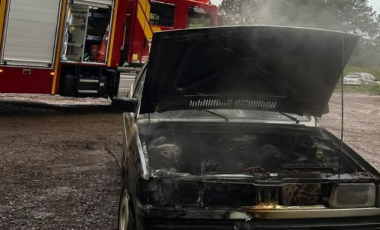 Incêndio atinge motor de veículo na Serra do BNH