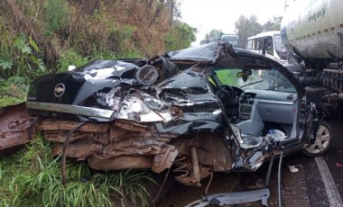 Colisão entre carro e caminhão deixa um morto e dois feridos na SC-155