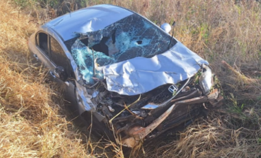 Mulher fica gravemente ferida após saída de pista e tombamento na SC-492