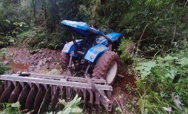 Mulher fica ferida após trator sair da pista e despencar ribanceira em São João do Oeste
