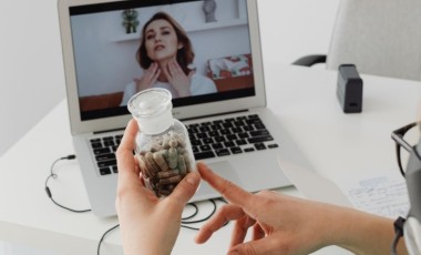Golpes com IA usam imagens de famosos e médicos falsos para vender suplementos irregulares, alerta Anvisa