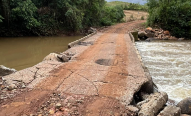 Ponte afogada da Linha Maria Preta é danificada pelas chuvas e exige atenção dos motoristas