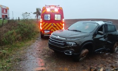 Veículo capota após sair da pista na SC-350