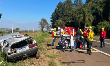 Homem morre e outro fica gravemente ferido após carro sair da pista