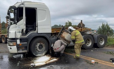 Acidente interdita a PR-180 após colisão com caminhão da Prefeitura