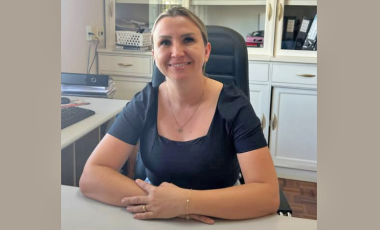 Nova secretária assume com foco em diálogo e fortalecimento do ensino