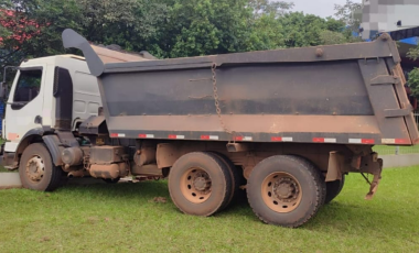 Caminhão colide contra muro na BR-282 e motorista é encaminhado ao hospital