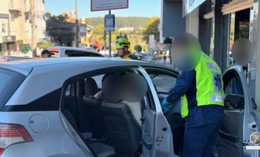 Idosos são socorridos após carro atingir fachada de prédio no centro