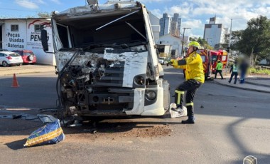 Carreta avança sinal e causa colisão com caminhão