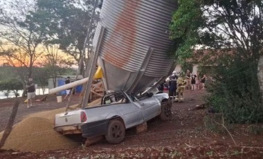 Carro sai da pista, bate em silo e estrutura com 10 toneladas de grãos desaba