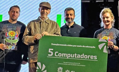 Sicredi Fronteiras doa computadores para a APAE