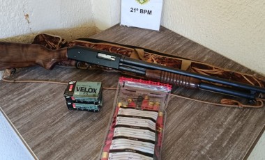 Arma de fogo é apreendida e duas pessoas são encaminhadas após denúncia em bar