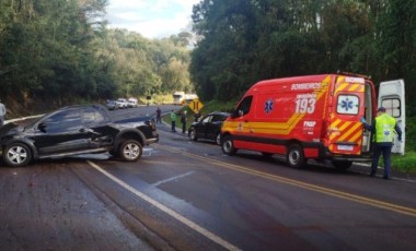 Acidente envolvendo quatro veículos deixa dois feridos na BR-282