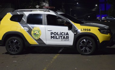 Homem é preso após agredir e ameaçar companheira com arma de uso restrito