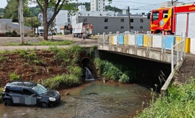 Carro cai no Rio Lonqueador após colisão