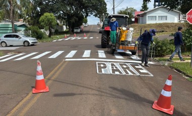Secretaria de Obras inicia repintura de faixas e reforça sinalização viária