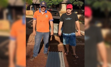 Defesa Civil entrega mais de 100 telhas a famílias atingidas por temporal