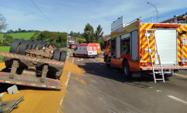 Mulher morre soterrada por carga após caminhão tombar na BR-282