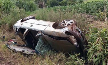 Saída de pista seguida de tombamento deixa dois feridos no interior