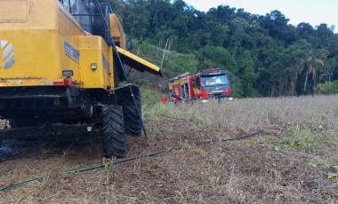 Incêndio atinge colheitadeira é controlado pelos bombeiros