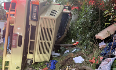 Motorista fica preso às ferragens por quase três horas após carreta tombar na PR-481