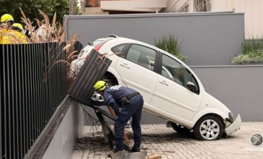Carro sobe calçada e colide contra grade de proteção no Centro