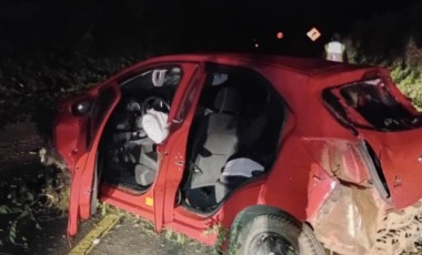 Motorista fica gravemente ferido após carro colidir contra barranco na SC-496