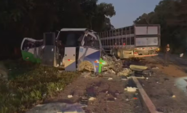 Vítimas de acidente entre micro-ônibus e carreta no Paraná são identificadas