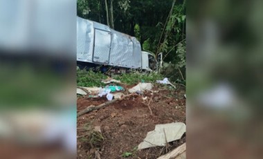 Caminhão sai da pista e cai em ribanceira na SC-305, deixando um ferido