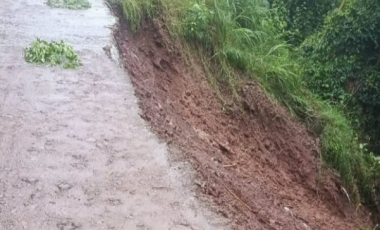 Desmoronamento de terra interdita estrada na comunidade de Seis Barras