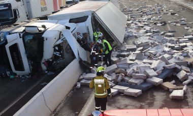 Carreta com carne congelada tomba na BR-282 em Xanxerê e carga é saqueada