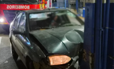 Carro sai da pista e bate contra poste de alta tensão