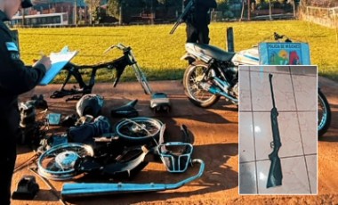 Mandado por perturbação do sossego termina com apreensão de motos e rifle