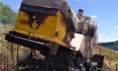 Colheitadeira é consumida por incêndio no Oeste