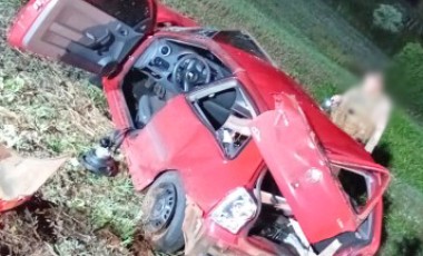 Capotamento na SC-163 deixa cinco feridos e mulher é ejetada do veículo